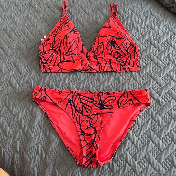 Red bikini set size small with built in padding - Picture 1 of 3